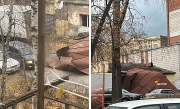 В Новосибирске сорвало крышу со здания