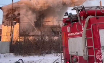 В Новосибирске продолжают тушить пожар в частном секторе на Инской улице