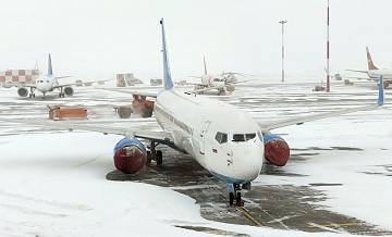 Летевший из Москвы в Кемерово самолет совершил вынужденную посадку в Новосибирске из-за неисправности