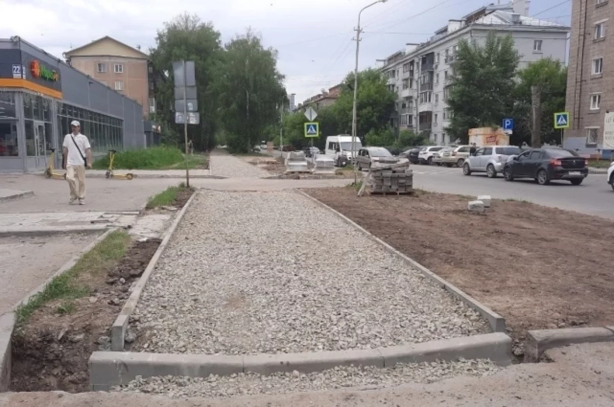 Подходит к концу ремонт тротуара на улице Новогодней в Новосибирске