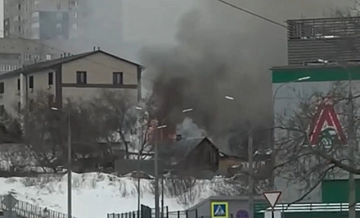 В Новосибирске напротив «Локомотив-Арены» сгорел частный дом