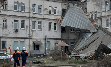 В Новосибирске сильный ветер сорвал часть крыши с ДК имени Горького